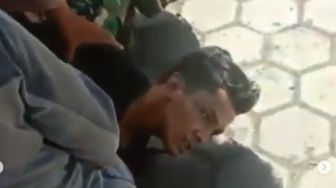 Viral Video Penangkapan Anak Durhaka Gorok Ibu Kandung, Pelaku Ditindih Tak Berkutik