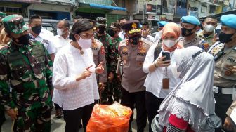 Sri Mulyani dan Airlangga Hartarto Serahkan Bantuan Tunai untuk PKL di Medan