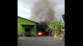 Pabrik Kayu di Solo Terbakar Hebat, Awalnya Dikira Bakar Sampah
