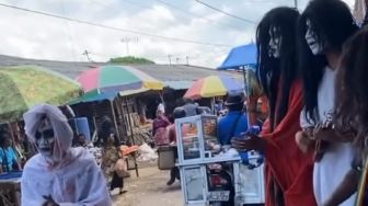 Hantu Pocong dan Kuntilanak Ngamen di Pasar, Pengunjung Santai Tak Takut