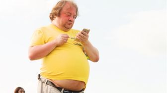 Benarkah Makan Sambil Bermain Ponsel Bisa Menyebabkan Obesitas? Simak Penjelasannya