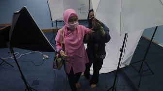Relawan mendampingi mahasiswa penyandang disabilitas tunanetra saat orientasi mobilitas fakultas di kampus Universitas Muhammadiyah Jakarta (UMJ), Ciputat, Tangerang Selatan, Banten, Kamis (9/9/2021). [Suara.com/Angga Budhiyanto]