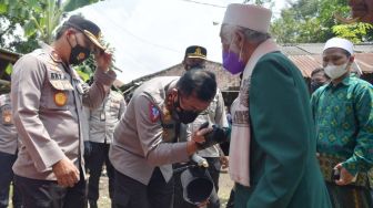 Kakorlantas Polri Gandeng Kyai Bagikan 2.000 Paket Sembako Kepada Petani Banten