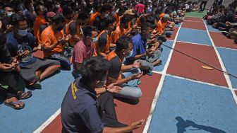 Sejumlah warga binaan mengikuti acara doa bersama di Rutan Kelas II B Serang, Banten, Kamis (9/9/2021). ANTARA FOTO/Asep Fathulrahman