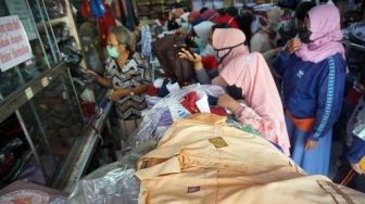 Jelang PTM di Tulungagung, Penjualan Seragam Sekolah Meningkat