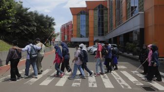 Mahasiswa penyandang disabilitas tunanetra mengikuti kegiatan orientasi mobilitas fakultas di kampus Universitas Muhammadiyah Jakarta (UMJ), Ciputat, Tangerang Selatan, Banten, Kamis (9/9/2021). [Suara.com/Angga Budhiyanto]