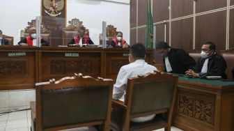 Presenter Vicky Prasetyo saat menjalani sidang di Pengadilan Negeri Jakarta Selatan, Kamis (9/9/2021). [Suara.com/Alfian Winanto,]