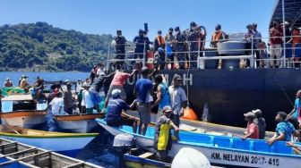 Kapal Nelayan Kepung Kapal Perang KRI Gulamah 869 di Kepulauan Yapen Papua