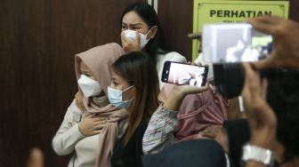Ekspresi Kalina Oktarani dan Keluarga Vicky ketika mendengar putusan hakim saat jalannya sidang Vicky Prasetyo di Pengadilan Negeri Jakarta Selatan, Kamis (9/9/2021). [Suara.com/Alfian Winanto,]