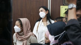 Ekspresi Kalina Oktarani saat mengikuti jalannya sidang sang suami, Vicky Prasetyo di Pengadilan Negeri Jakarta Selatan, Kamis (9/9/2021). [Suara.com/Alfian Winanto,]
