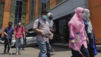 Mahasiswa penyandang disabilitas tunanetra mengikuti kegiatan orientasi mobilitas fakultas di kampus Universitas Muhammadiyah Jakarta (UMJ), Ciputat, Tangerang Selatan, Banten, Kamis (9/9/2021). [Suara.com/Angga Budhiyanto]