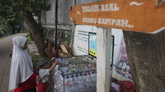 Menyulap Botol Plastik Menjadi Tempat Sampah