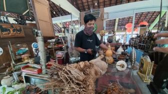 Jualan Barang Antik di Pasar Seni Gabusan, Sebulan Omzet Mardevit Capai Rp10 Juta
