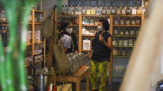 Pembeli mencari belanjaan yang akan dibelinya di Toko Naked Inc, Kemang, Jakarta Selatan, Kamis (9/9/2021). [Suara.com/Alfian Winanto]