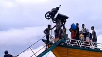 Aksi Pria Panggul Motor Turun dari Kapal, Publik: Anak Gym Nangis Lihat Ini