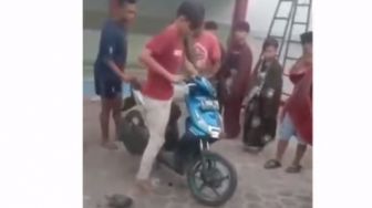 Terciduk Curi Uang Kotak Amal Masjid, Motor Milik Pencuri Dirusak dan Dibakar Warga