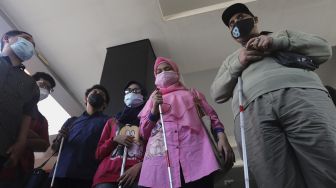 Mahasiswa penyandang disabilitas tunanetra bersiap mengikuti kegiatan orientasi mobilitas fakultas di kampus Universitas Muhammadiyah Jakarta (UMJ), Ciputat, Tangerang Selatan, Banten, Kamis (9/9/2021). [Suara.com/Angga Budhiyanto]