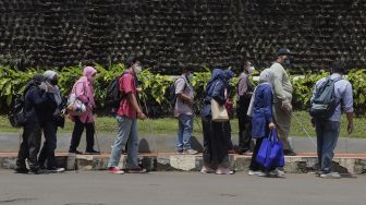 Mahasiswa penyandang disabilitas tunanetra mengikuti kegiatan orientasi mobilitas fakultas di kampus Universitas Muhammadiyah Jakarta (UMJ), Ciputat, Tangerang Selatan, Banten, Kamis (9/9/2021). [Suara.com/Angga Budhiyanto]