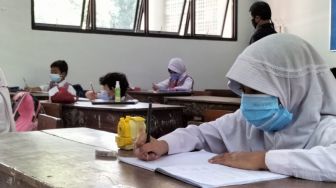 Antisipasi Klaster COVID-19, Pemprov DKI Evaluasi PTM dan Takziah