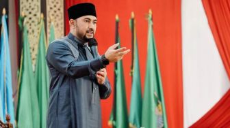 MasyaAllah! Sikap Ustaz Ahmad Alhabsyi Menolak Dicium Tangan Disorot, Nonmuslim Ikut Puji