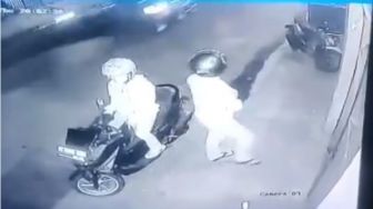 Terekam CCTV, Maling Ini Hanya Butuh 20 Detik Curi Motor di Malang