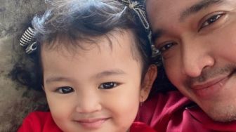 Suapi Kakaknya, Thania Onsu Pengen Dipanggil Mami: Udah Kayak Orang Dewasa!