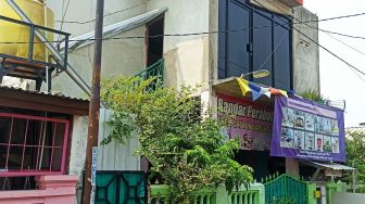 Geledah Rumah Terduga Teroris di Bekasi, Densus 88 Amankan Spanduk dan Kotak Kecil