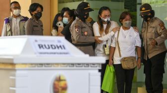 Keluarga korban kebakaran lapas kelas 1 Tangerang menangis usai menerima peti jenazah korban kebakaran dari Tim DVI Polri di RS Polri, Kramat Jati, di Jakarta, Jumat (10/9/2021).  ANTARA FOTO/Galih Pradipta
