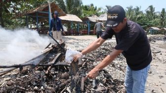 Limbah Aspal Cemari Perairan Pesisir Lampung, Polisi Duga Dibuang dari Kapal