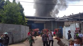 Tengah Hari Bolong, Pabrik Karung di Depok Terbakar