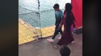 Viral! Pamer Kemesraan di Lapangan Futsal, Dua ABG Ini Disoraki Penonton