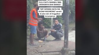 Terharu! Pria Ini Makan Bareng Teman Lama yang ODGJ di Jalanan dan Ditinggal Keluarga