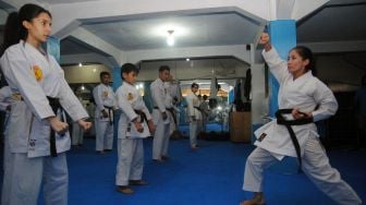 Atlet karate dan imigran asal Afghanistan Meena Asadi (kanan) melatih muridnya belajar karate di Cisarua Refugee Shotokan Karate Club (CRSKC), Kabupaten Bogor, Jawa Barat, Jumat (10/9/2021). ANTARA FOTO/Arif Firmansyah