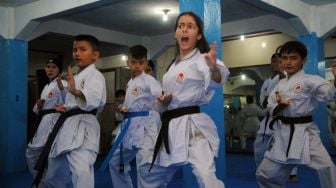 Sejumlah murid berlatih karate di Cisarua Refugee Shotokan Karate Club (CRSKC), Kabupaten Bogor, Jawa Barat, Jumat (10/9/2021).  ANTARA FOTO/Arif Firmansyah