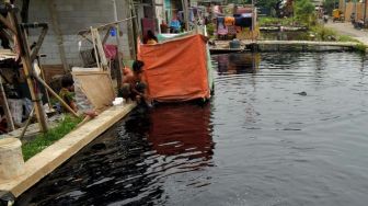 6 Sungai di Bekasi Tercemar Limbah Industri hingga Berbau Busuk, Ini Daftarnya