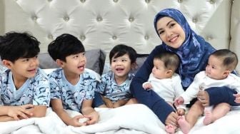 Selalu Kompak Pakai Baju Kembaran, Intip 9 Potret Ratna Galih Momong 5 Anak