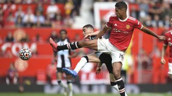 Gelandang Newcastle United Miguel Almiron (kiri) bersaing dengan bek Manchester United Raphael Varane (kanan) selama pertandingan sepak bola Liga Premier Inggris antara Manchester United dan Newcastle di Old Trafford, Manchester, Inggris, Sabtu (11/9/2021). [Oli SCARFF / AFP]