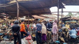 Kesedihan Pedagang Pasar Bawah Bukittinggi Lihat Kiosnya Hangus Terbakar