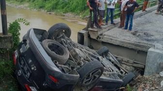 Hati-hati, Satu Mobil Toyota Rush Terperosok di Jembatan Tuntungan