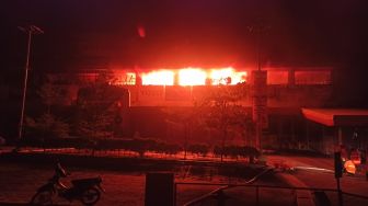 Depo Bangunan Bekasi Dilalap si Jago Merah, Terdengar Puluhan Ledakan di Lokasi Kebakaran