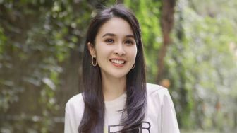 10 Potret Masa Kecil Sandra Dewi, Cantik dan Menggemaskan!