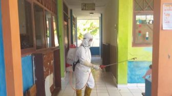 Persiapan PTM Terbatas, PMI Semprotkan Disinfektan di Sejumlah Sekolah Kepulauan Seribu