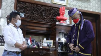 Tokoh Pemuda Tobelo Ini Serahkan Baju Adat ke Gubernur Ganjar