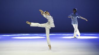 Model menampilkan kreasi untuk koleksi 'Heroes in Harm's Way' oleh Beijing Institute of Fashion Technology dan Dishang Group selama China Fashion Week di Beijing, Cina, pada (11/9/2021). [Jade GAO / AFP]