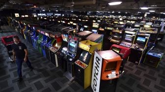 Sejumlah game arcade menunggu lelang di Museum of Pinball di Banning, California, pada (10/9/2021). [Frederic J. BROWN / AFP]