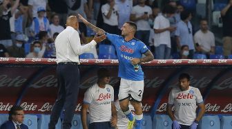 Pemain depan Napoli Matteo Politano (kanan) merayakan dengan pelatih Napoli Luciano Spalletti (kiri) setelah mencetak gol selama pertandingan sepak bola Serie A antara Napoli dan Juventus di Stadion Maradona, Naples, Italia, pada (11/9/2021). [Carlo Hermann / AFP]