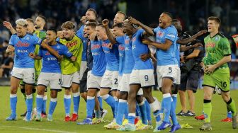 Para pemain Napoli merayakan akhir pertandingan sepak bola Serie A antara Napoli dan Juventus di Stadion Maradona, Naples, Italia, pada (11/9/2021). [Carlo Hermann / AFP]