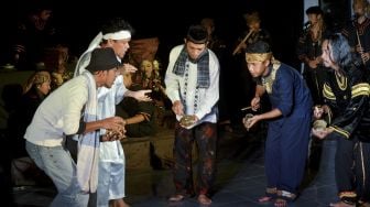 Kelompok musik dari ISI Padangpanjang, menampilkan karya komposisi musik "Salingka Kato" dengan komposer Laila Okta Triani, di Galeri Taman Budaya Sumatera Barat, di Padang, Minggu (12/9/2021). [ANTARA FOTO/Iggoy el Fitra]