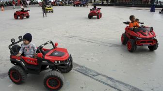 Sejumlah anak menikmati wahana permainan mobil "remote control" di Makassar, Sulawesi Selatan, Minggu (12/9/2021). [ANTARA FOTO/Arnas Padda]