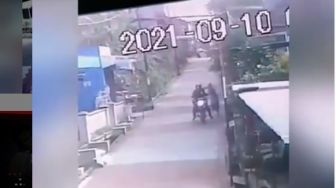 Terekam CCTV, Jambret Gasak Barang Emak-emak Saat Jalan Sendirian di Tengah Perumahan